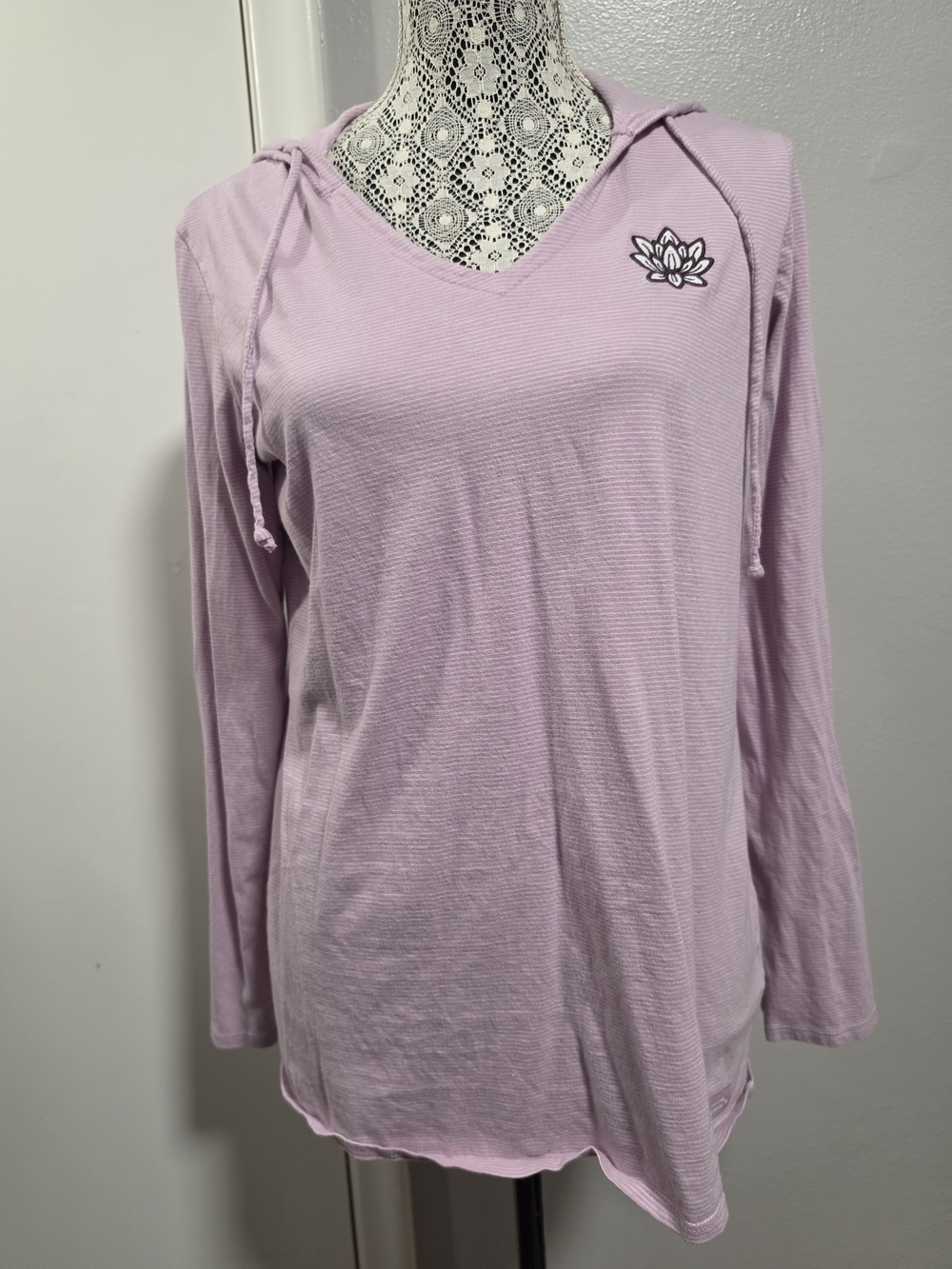 Life is Good M Lavender Embroidered Lotus Crusher Lite Lightweight Hooded Top